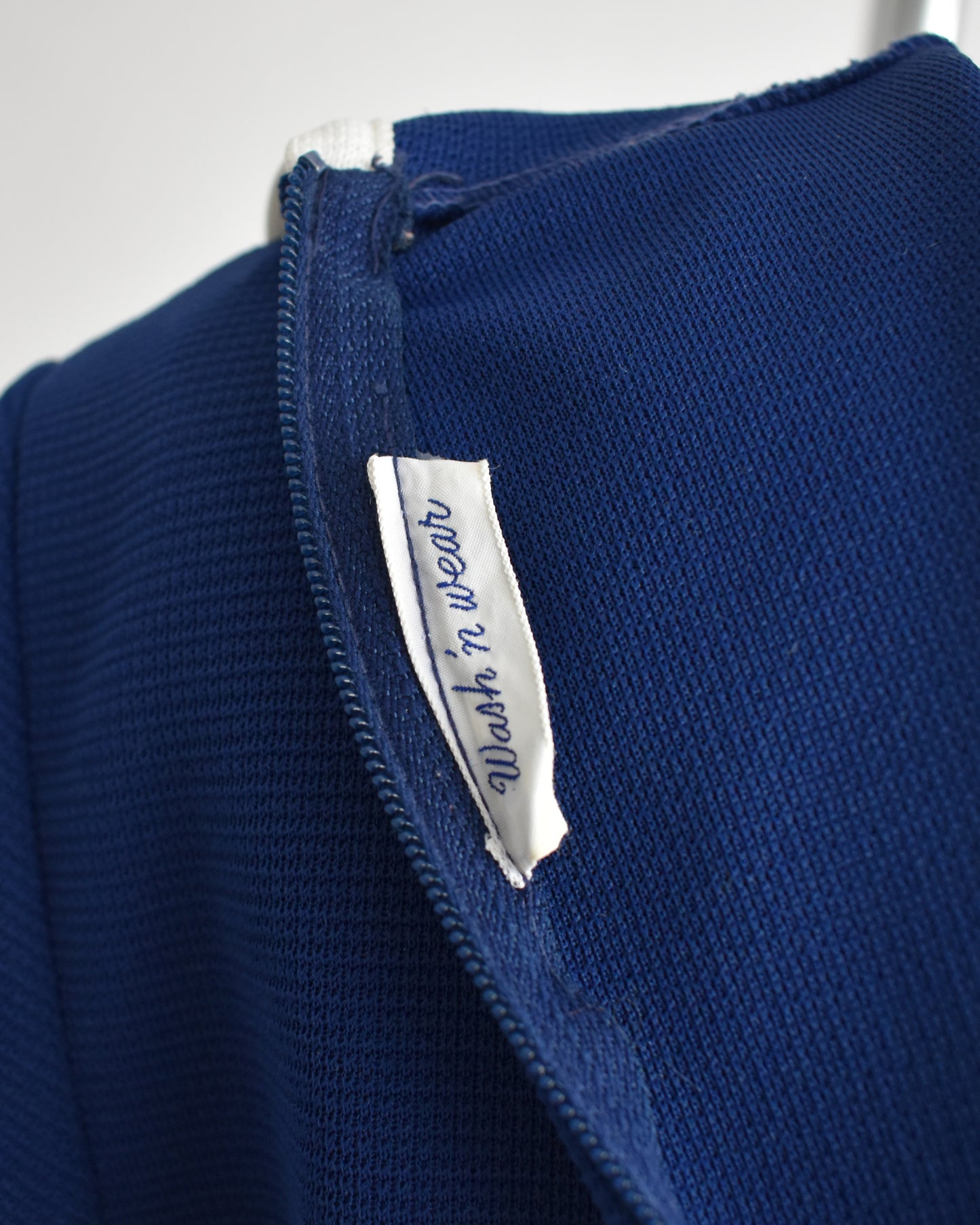 Close up of the tag that says Wash 'n Wear