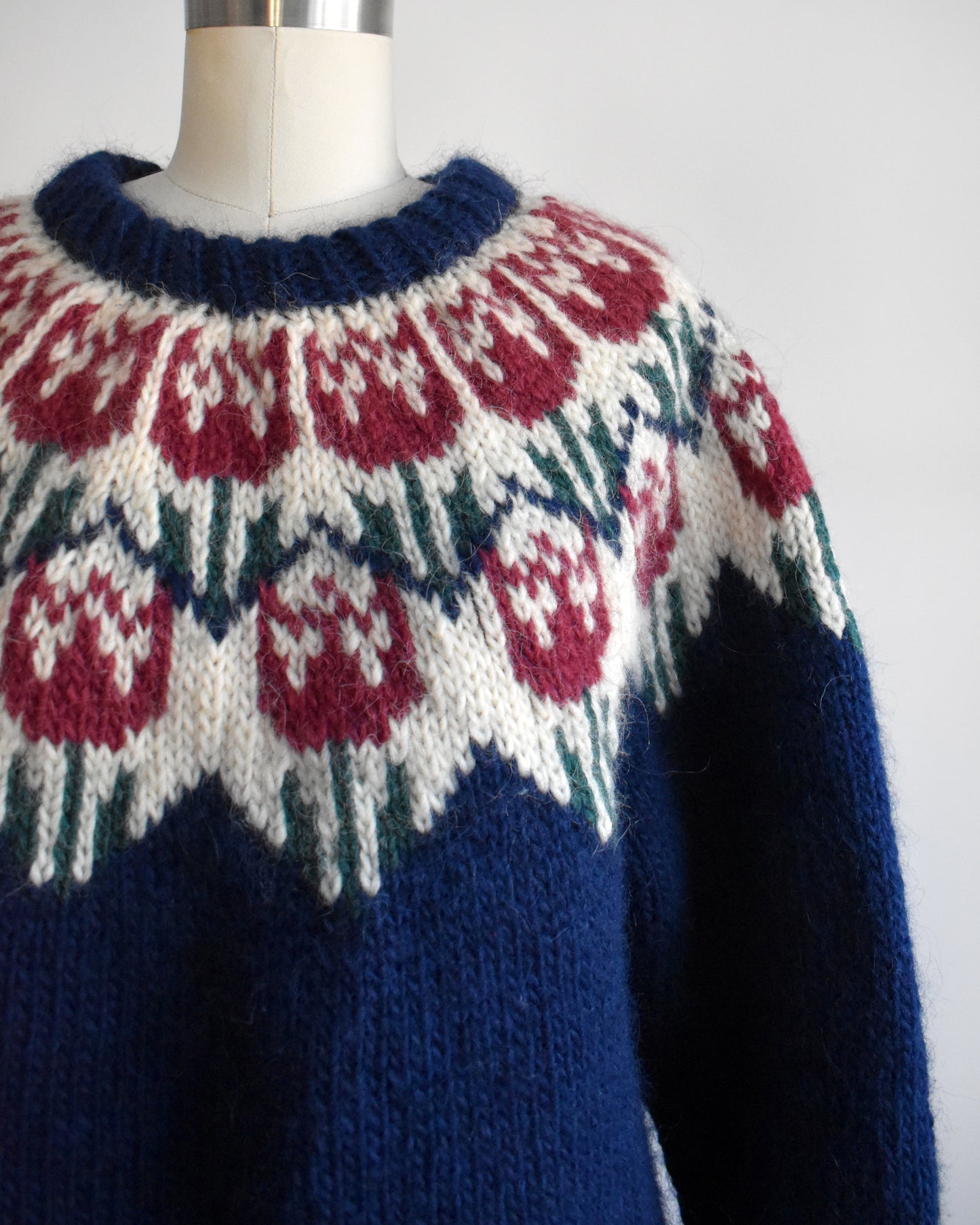 Close up of the dark pink and green tulip pattern around the collar.