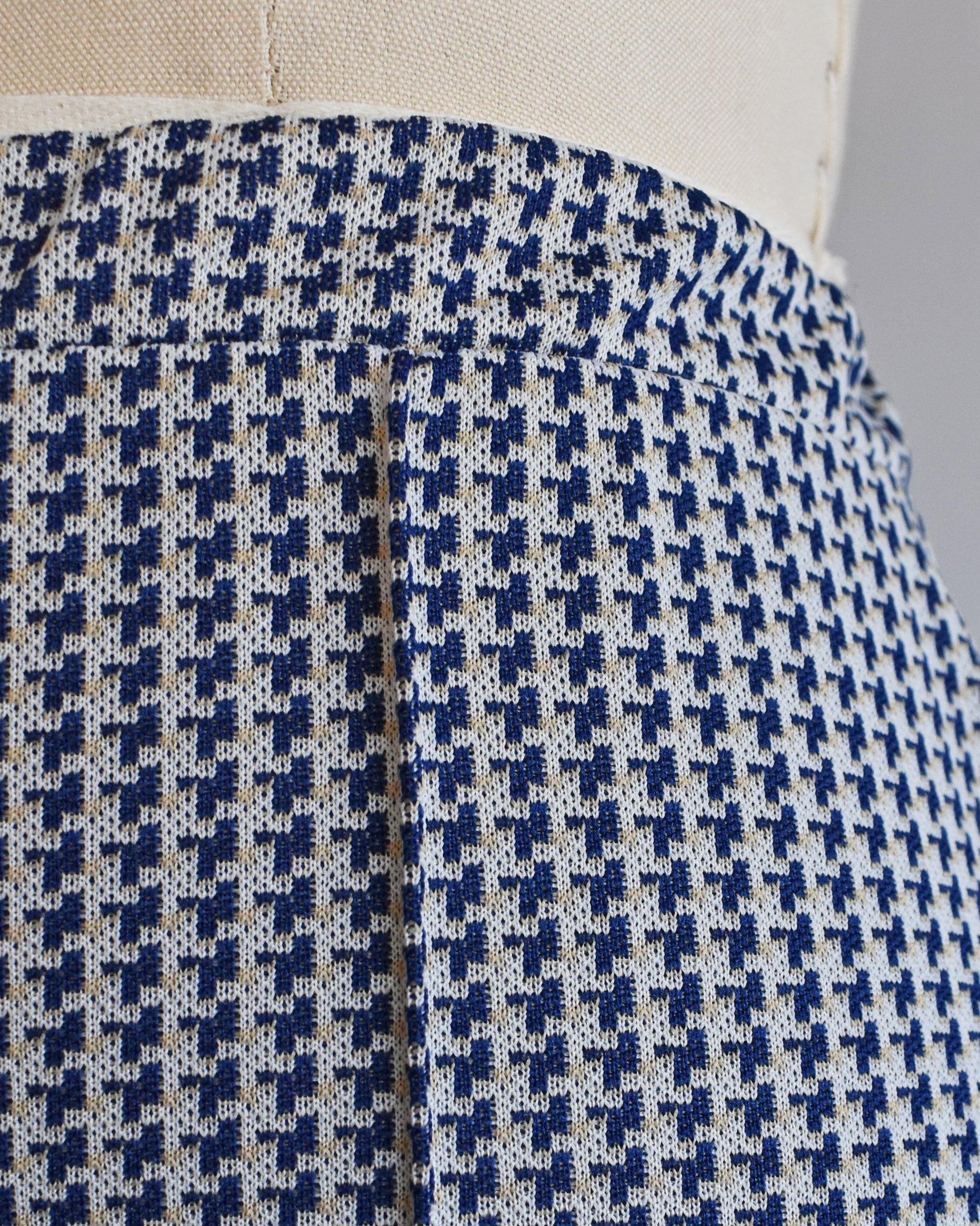 close up of the houndstooth print