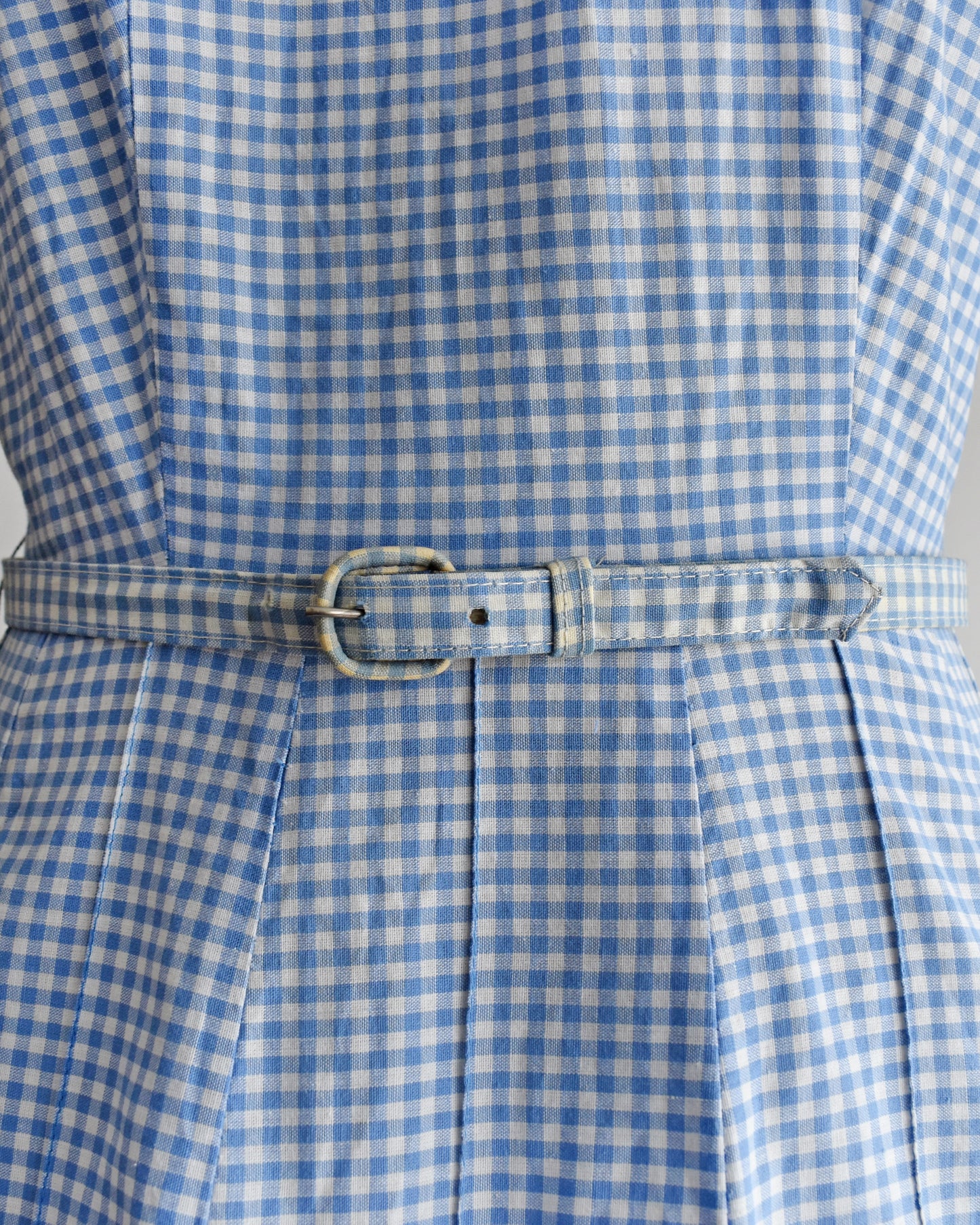 close up of the belt which shows signs of yellowing and slight rusting