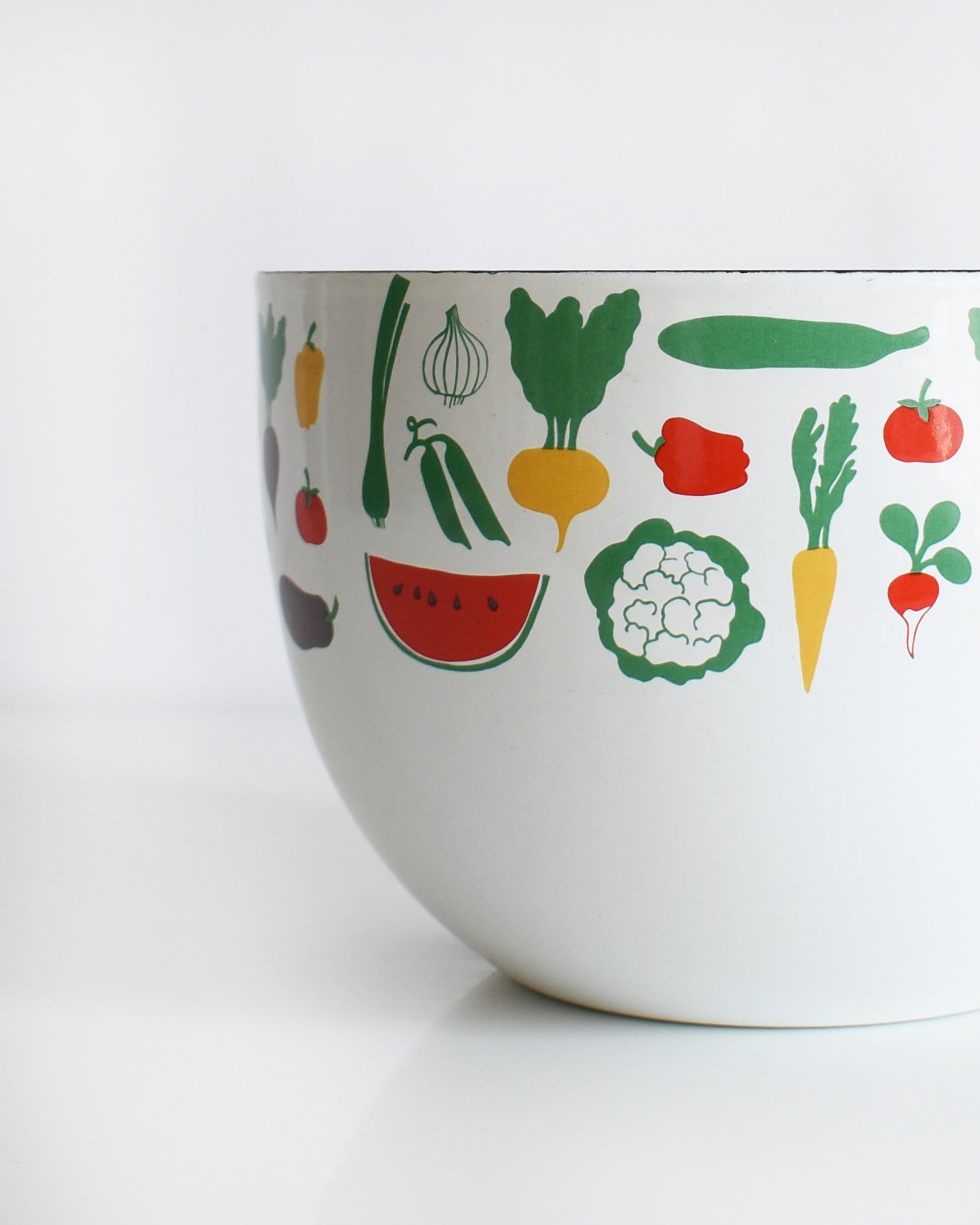 close up of the side of a vintage Kaj Franck for Arabia Finland vegetable & fruit enamel bow
