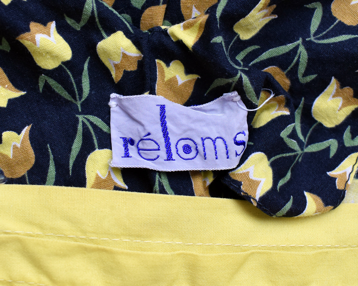 close up of the tag which says réloms