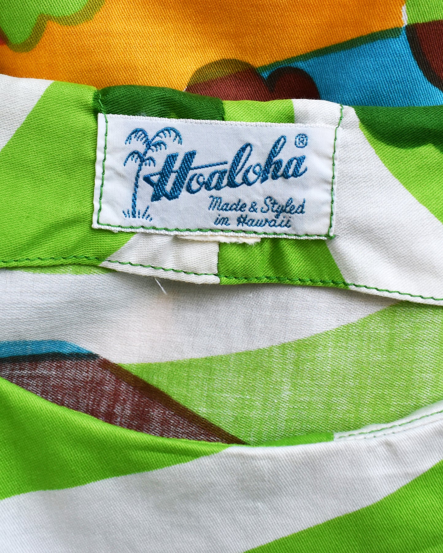 Close-up the 'Hoaloa Made & Styled in Hawaii' label 