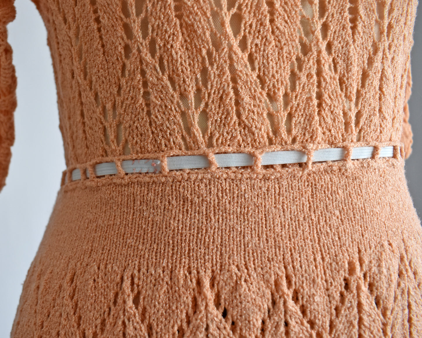 close up of the visible elastic waist on the skirt