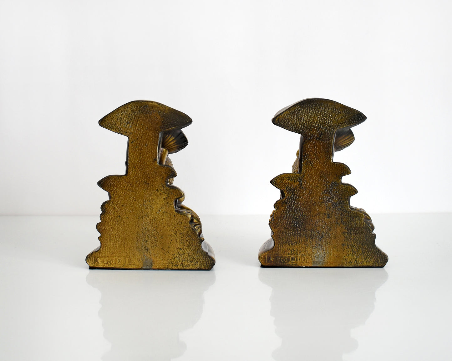 Back view of the brass frog and mushroom bookends