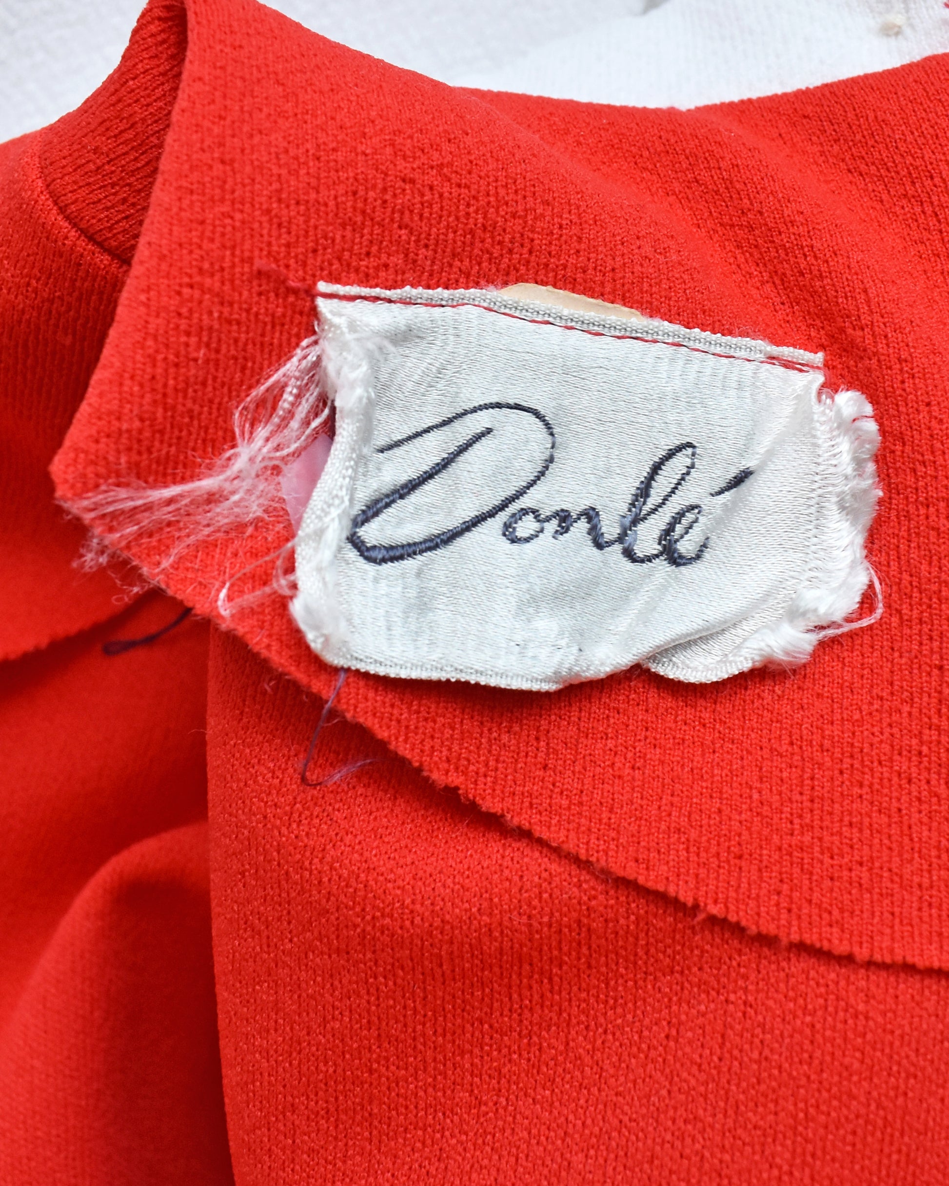 Close up the tag that says Donlé