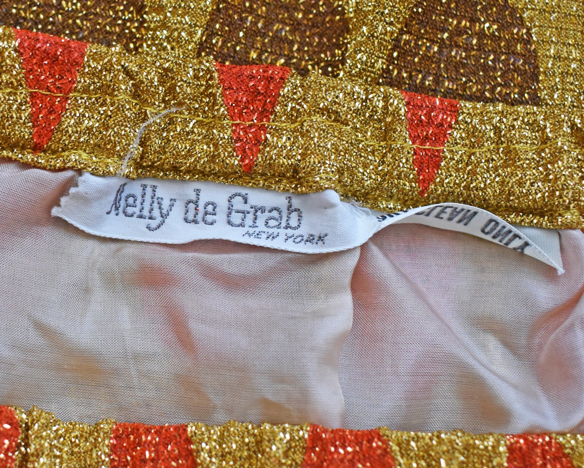 close up of the tag which says Nelly De Grab