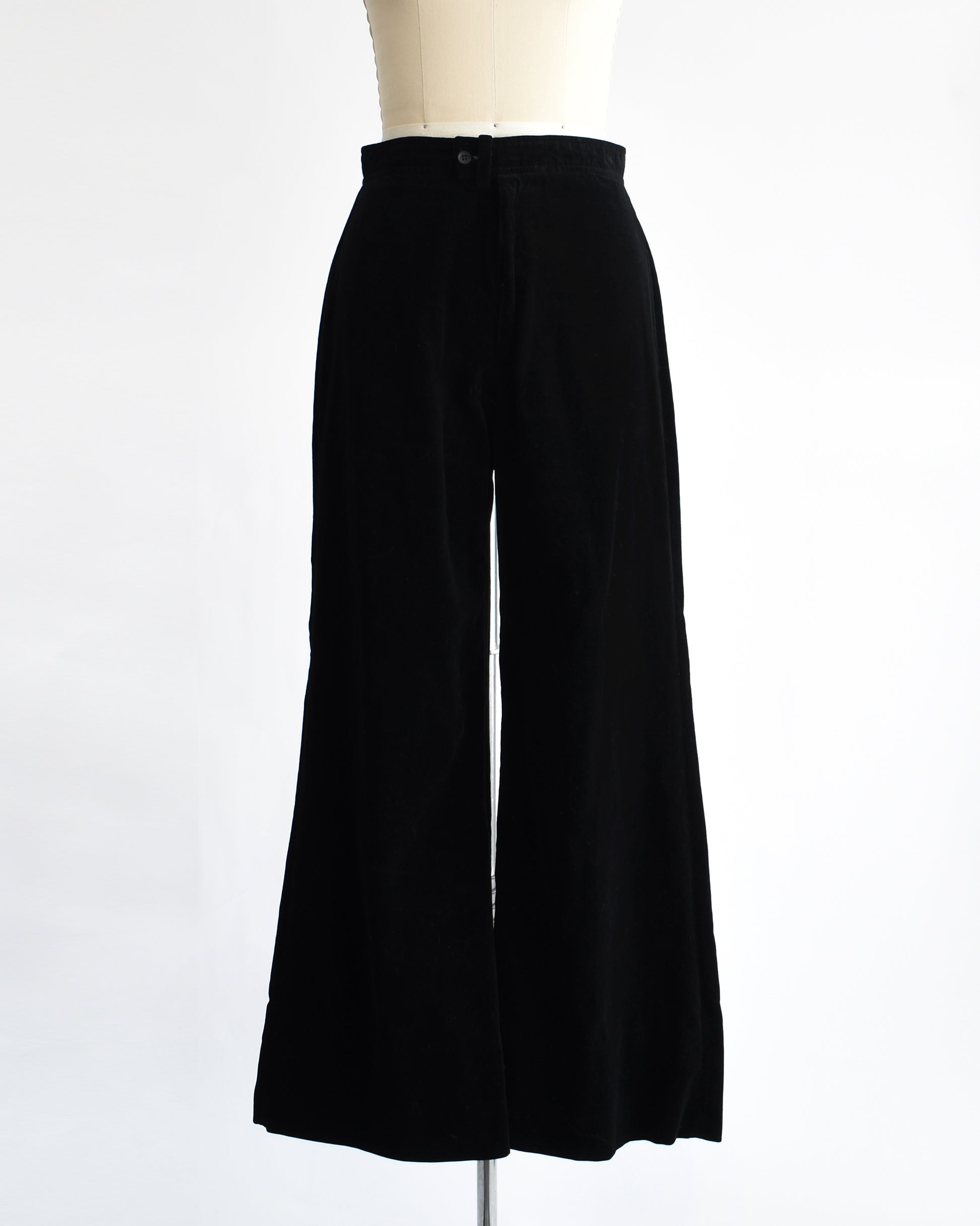Black wide-leg pants on a mannequin against a white background