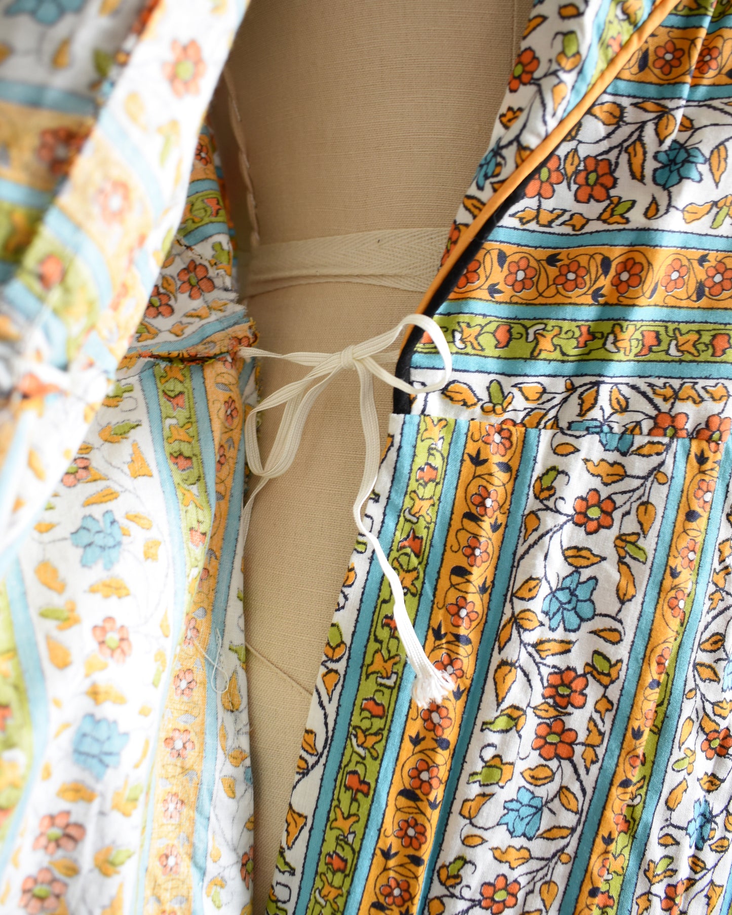 close up of the inside waist tie on a a vintage striped floral vintage 1960s wrap house dress by Sandra Lee Frocks 