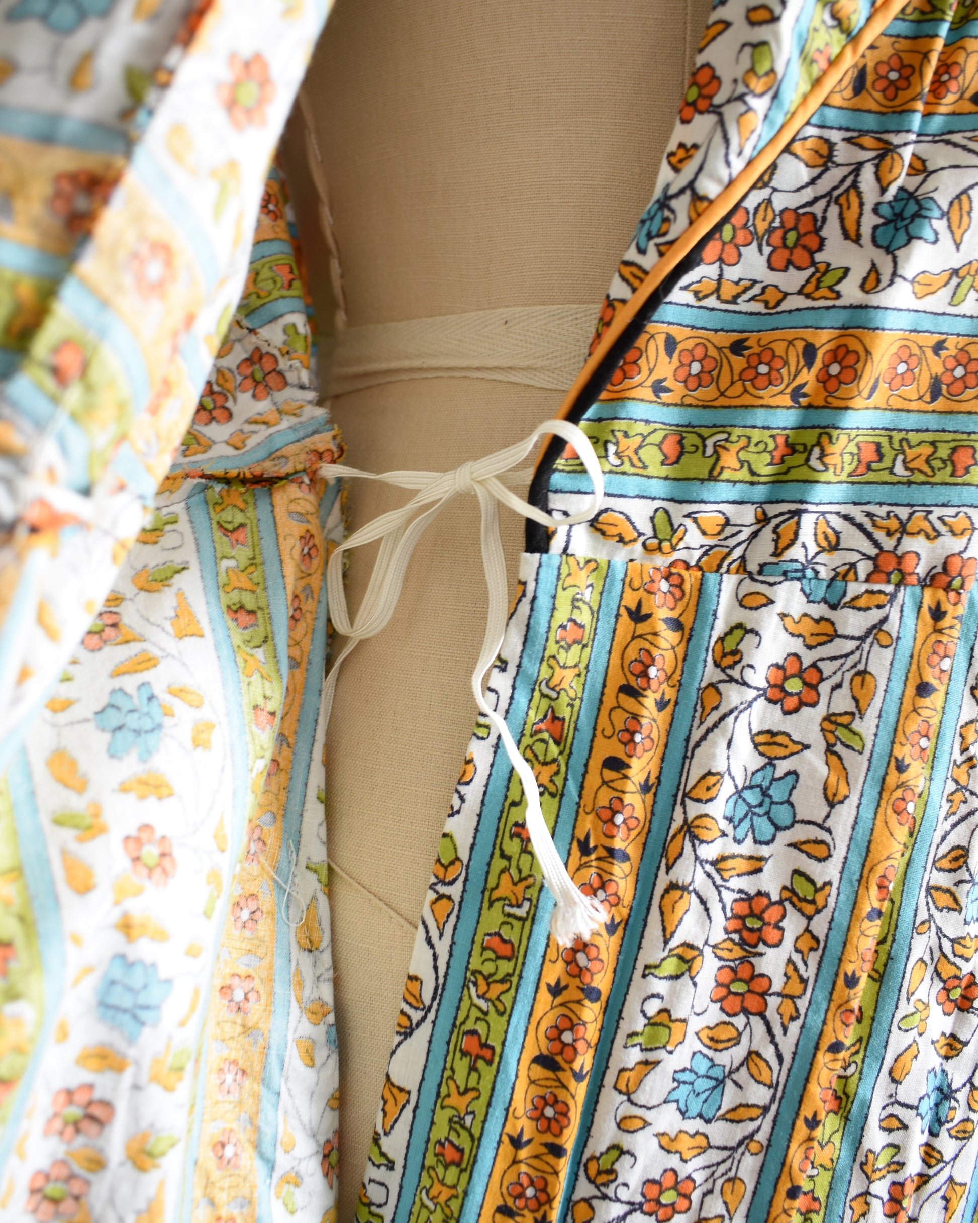 close up of the inside waist tie on a a vintage striped floral vintage 1960s wrap house dress by Sandra Lee Frocks 