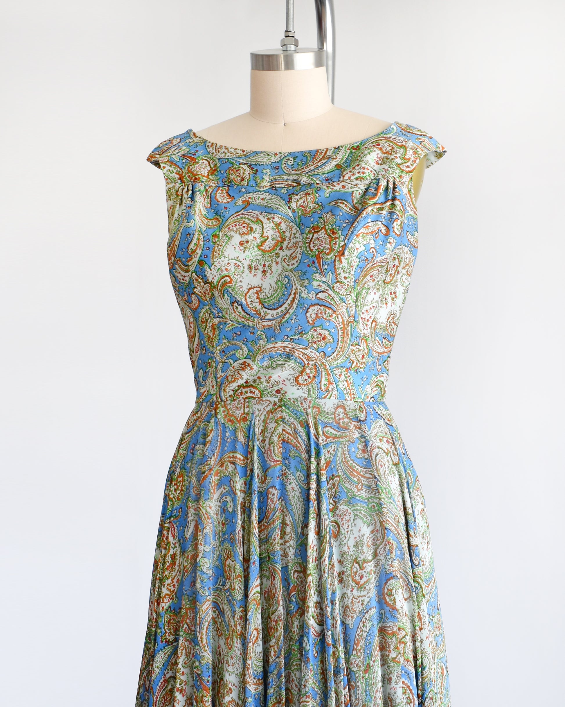 side front view of a vintage 1950s silk paisley dress set by Saks Fifth Avenue. the jacket is off in this photo