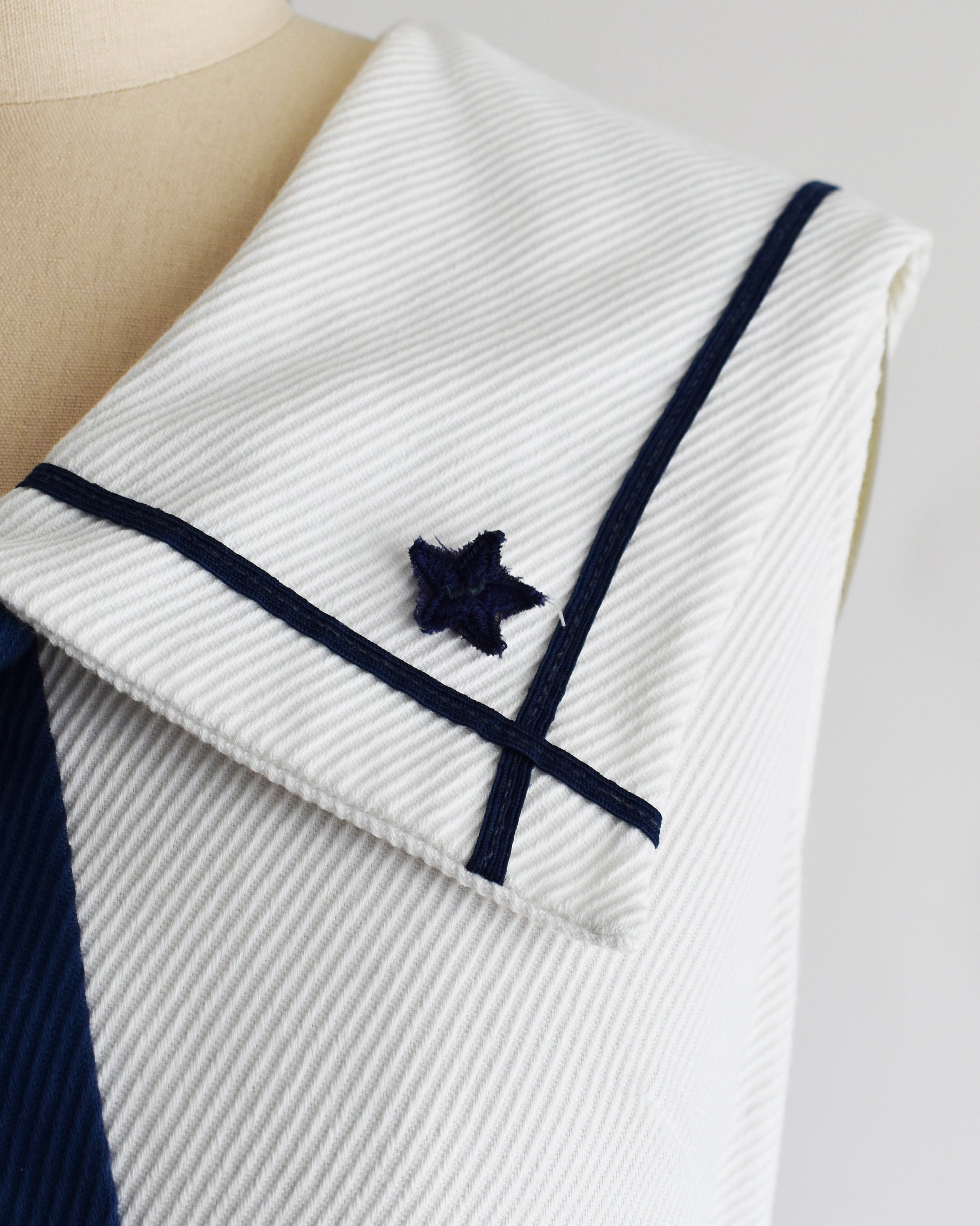 close up of the start trim on the collar