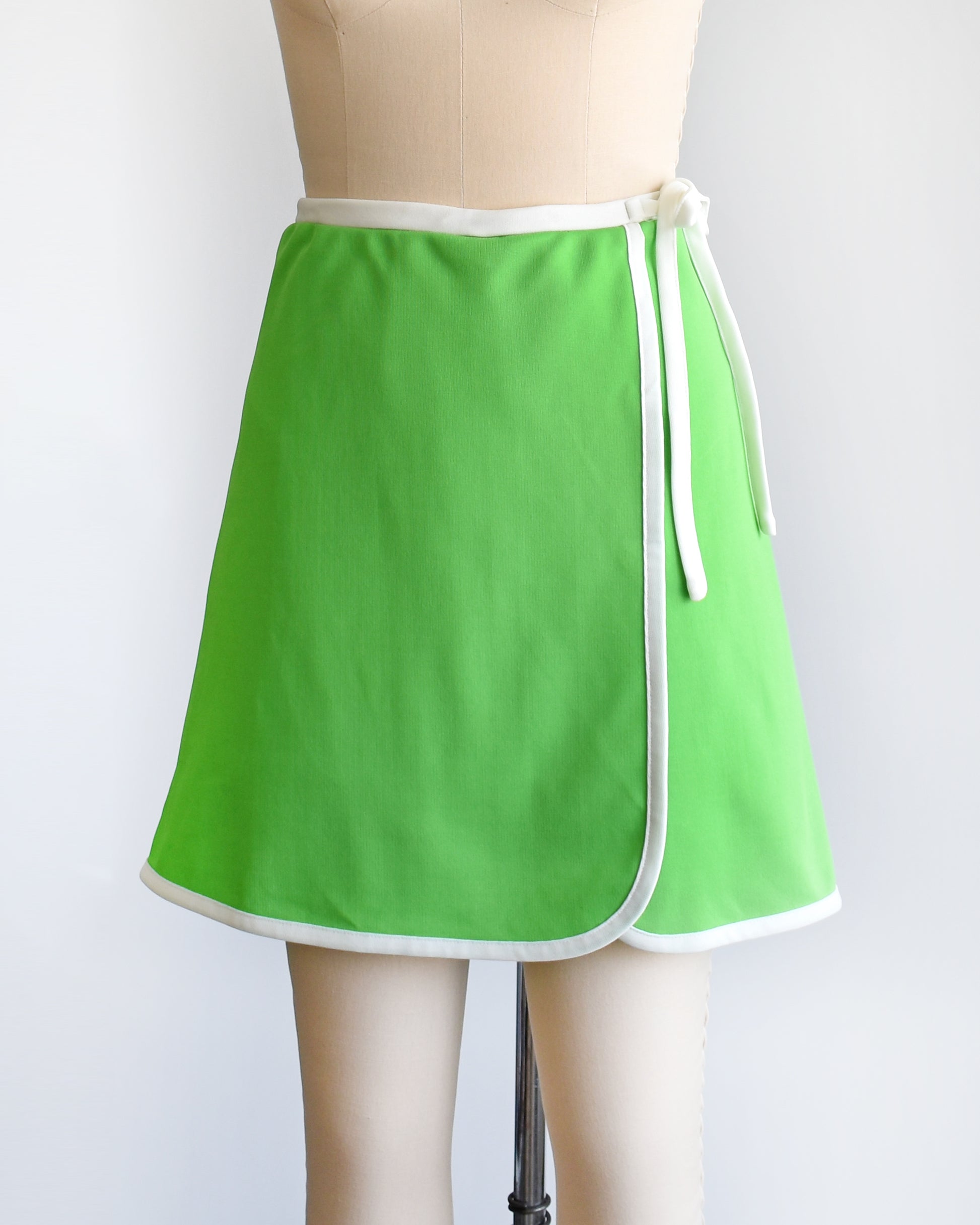 side front view of a vintage 1970s green and white skort with decorative tie