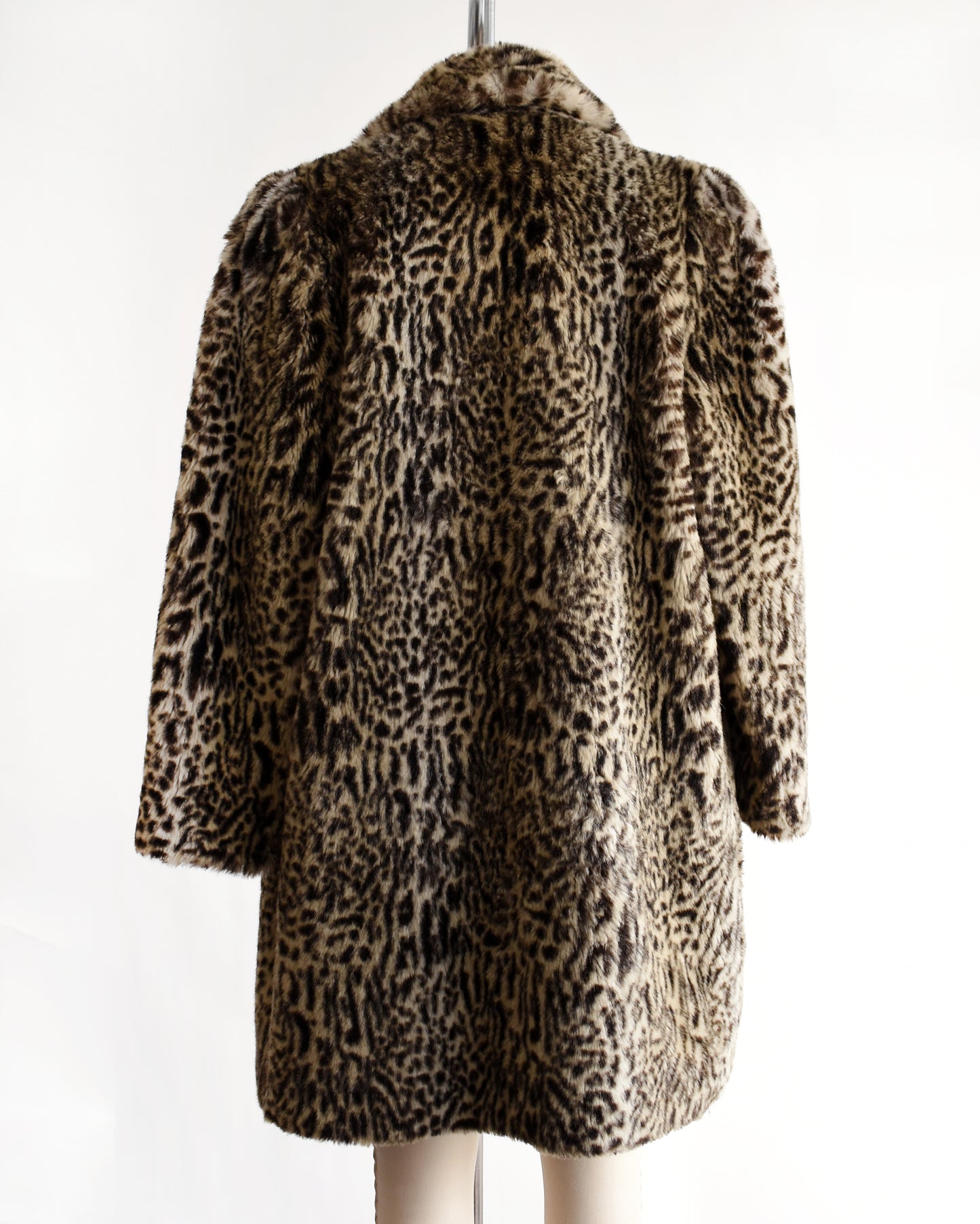 back view of a vintage 1980s faux fur leopard print coat on a mannequin against a white background