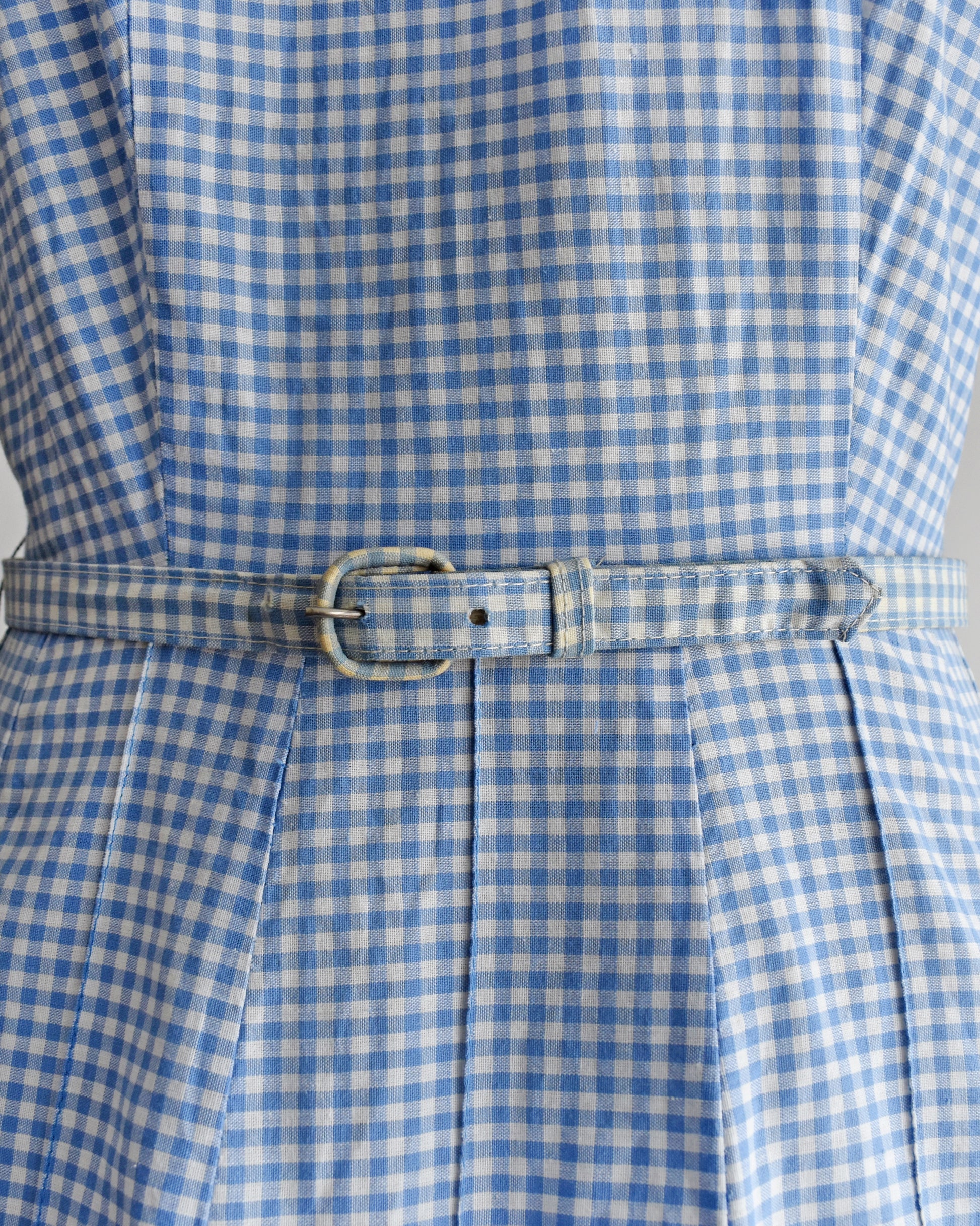 close up of the belt which shows signs of yellowing and slight rusting