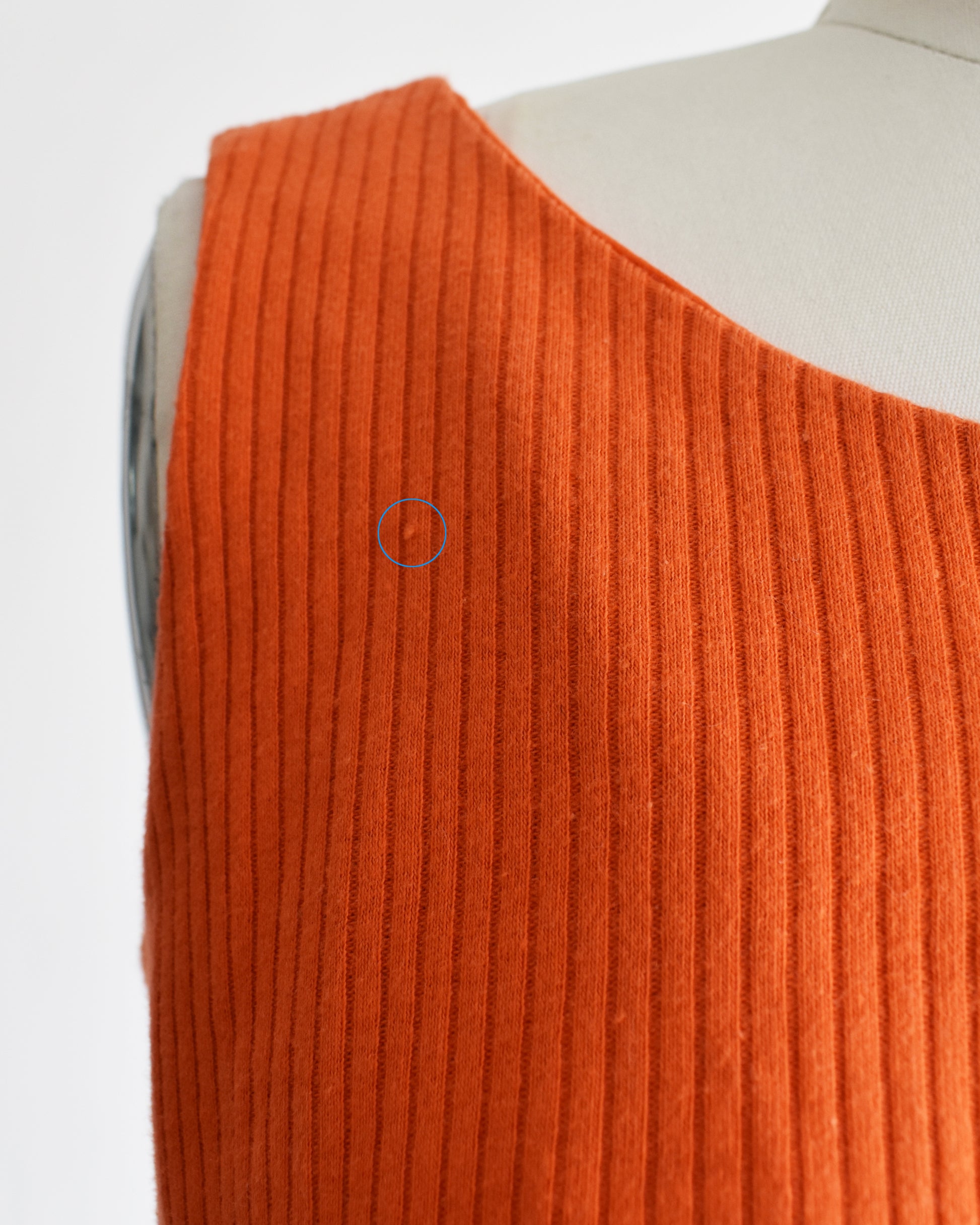 close up of a small pull on the crop top