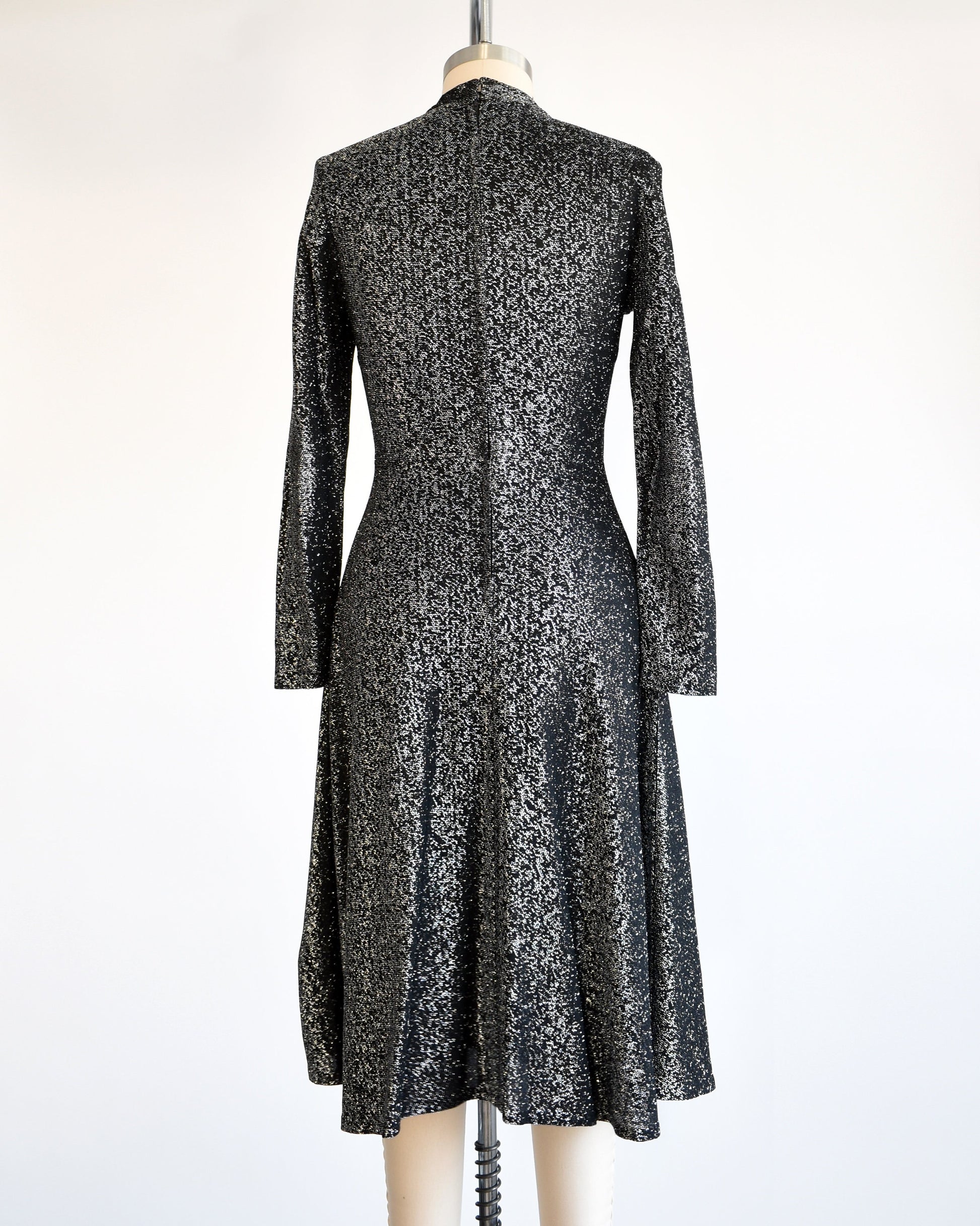70s metallic dress Iconic disco outfits from Studio 54 The 70's disco style was all about bold glamour, shimmering fabrics, and unapologetic confidence. Sequined dresses, metallic jumpsuits, and sky-high platform shoes that lit up