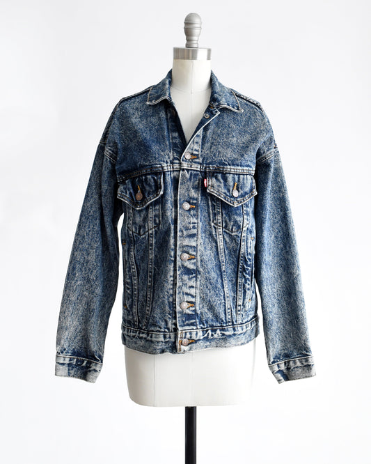 A vintage 80s Levis blue jean denim jacket button up on a dress form.